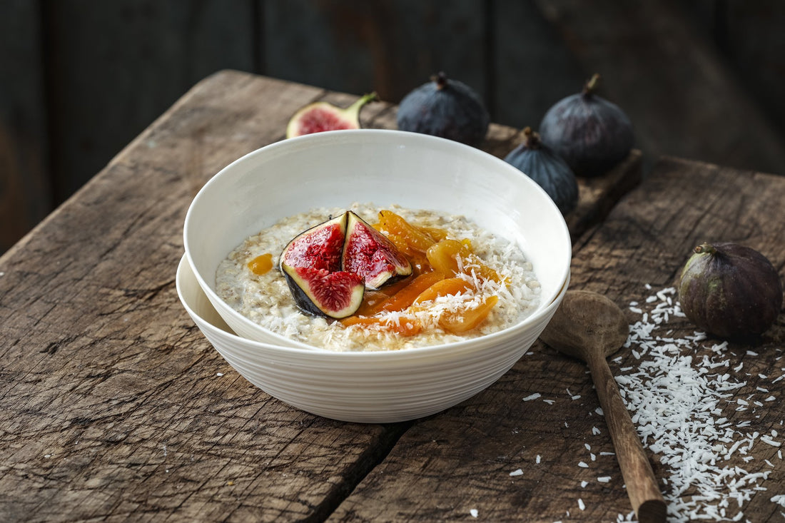 Veganes Kokosnuss-Porridge mit Feigen und Aprikosenkompott