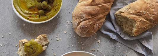 Haferflocken-Baguette mit Oliven-Hummus